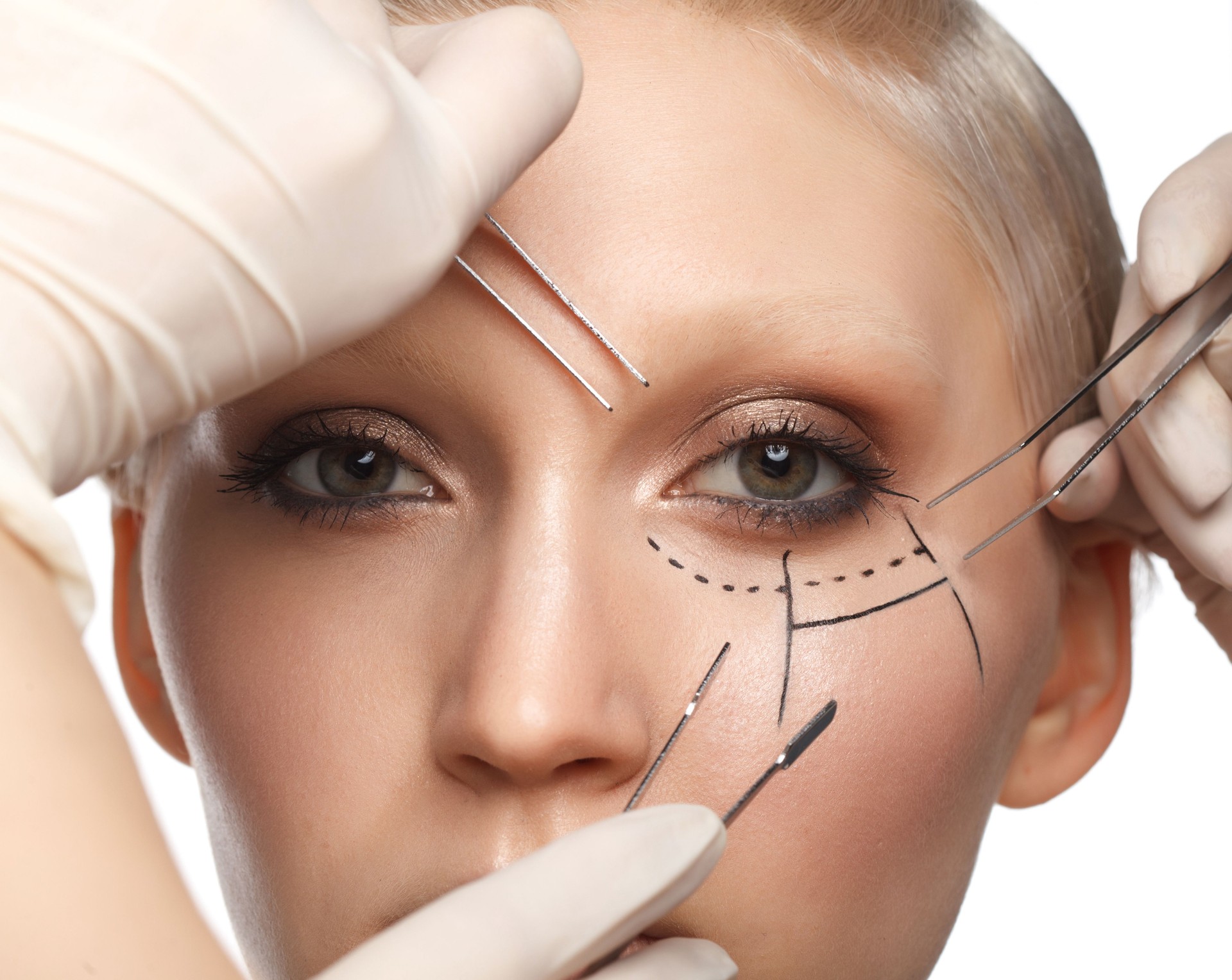 beleza fechar retrato de mulher loira com linha de perforização no rosto, surgência de plástico